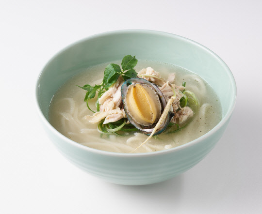 전복삼계칼국수 [CJ푸드빌 제공]